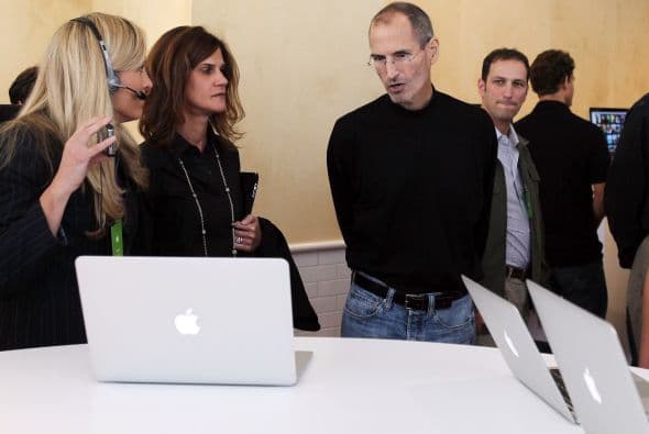 Las Apple I y II evolucionaron en otros equipos como la iMac, que reunía en un sólo compartimiento el monitor y el procesador. Finalmente se llegó a la MacBook en diferentes presentaciones, como MacBook Pro y MacBook Air.