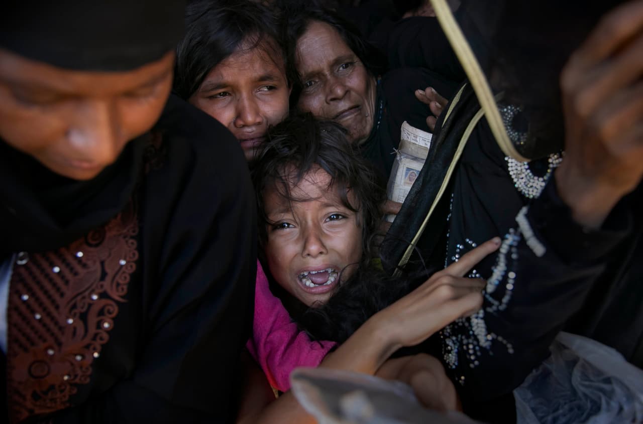 Más de 600,000 musulmanes rohingya han salido de su natal Myanmar y se han refugiado en Bangladesh. En la fotografía del 30 de noviembre de 2017, varios niños luchan por obtener una ración de comida en el campo de refugiados de la ciudad de Cox's Bazar.