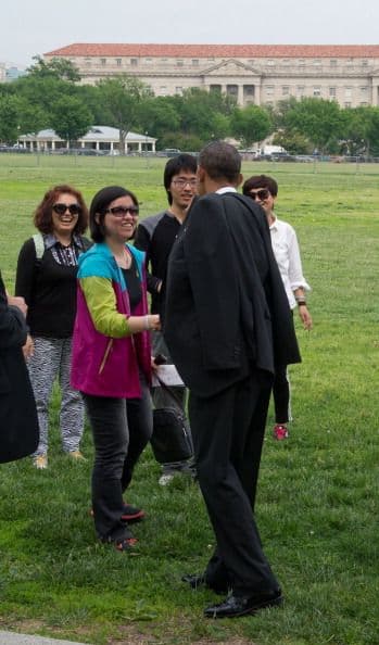 Los guardias no prohibieron a la gente acercarse al presidente.