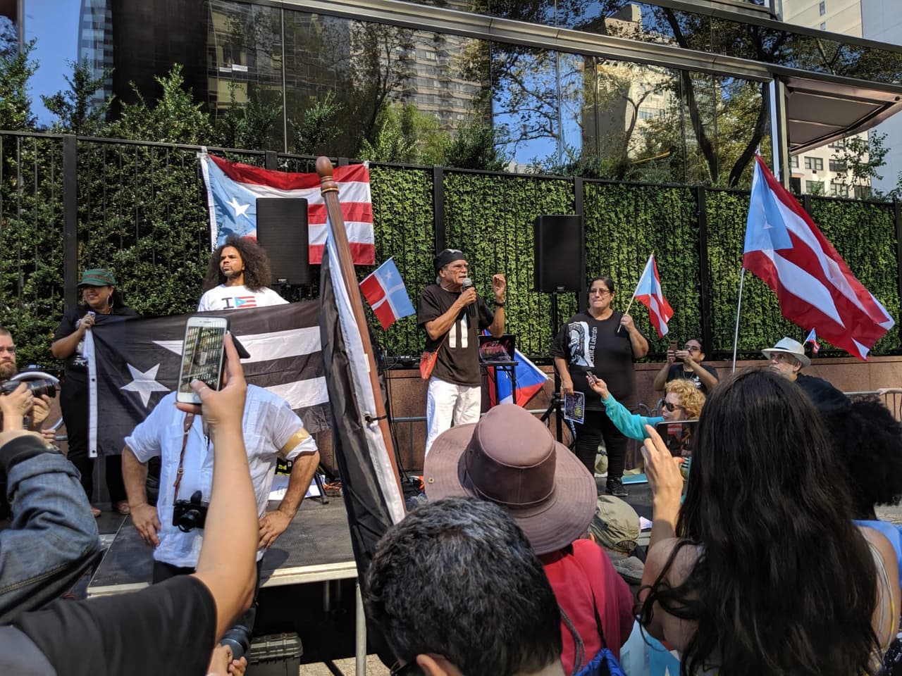 Decenas de boricuas y aliados reunidos para un mítin en Dag Hammarskjold Plaza en Manhattan.
