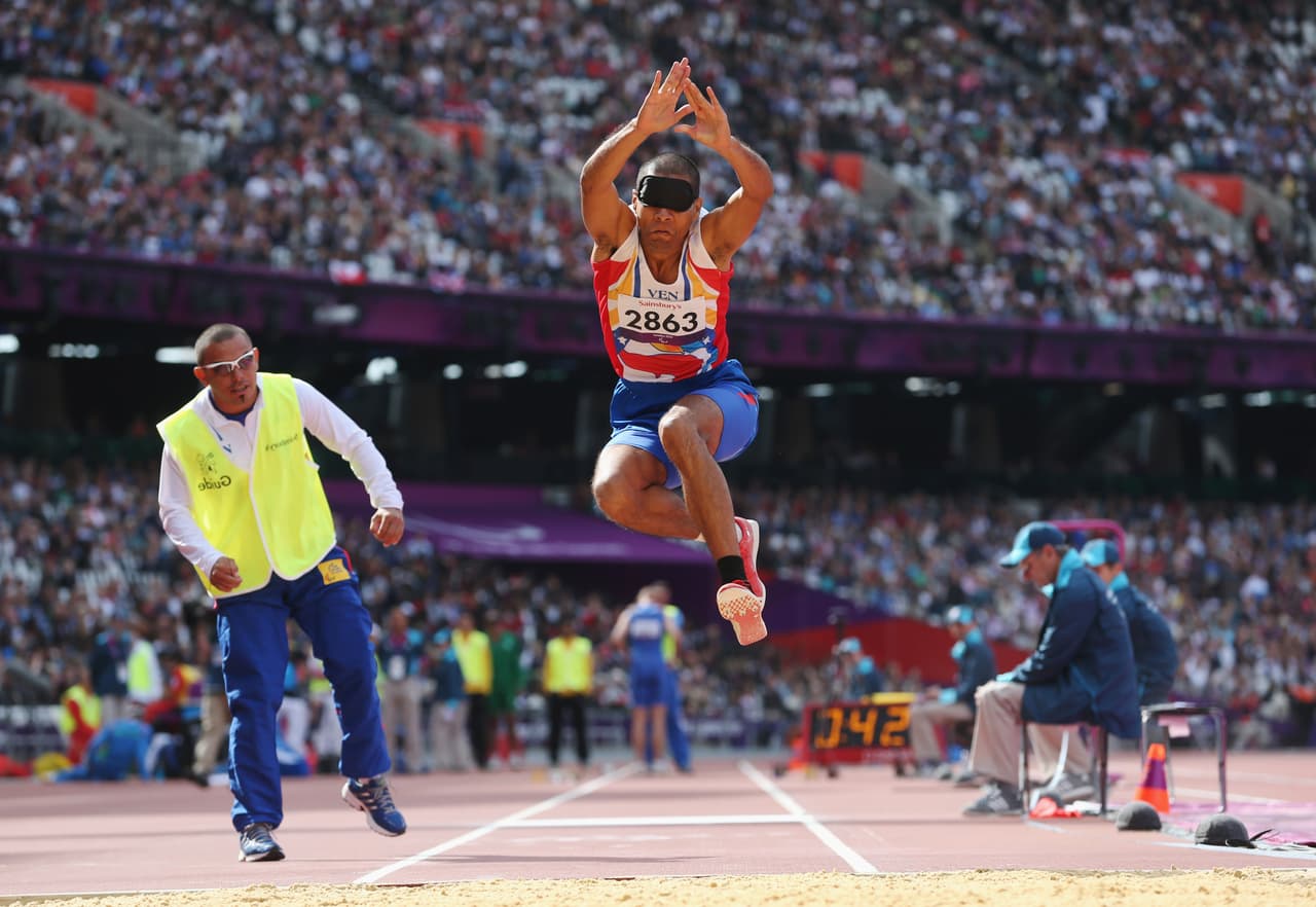 Óscar David Herrera al competir salto triple para hombres ciegos en los Juegos Paralímpicos de Londres 2012.