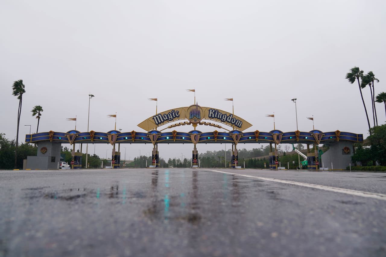 La entrada a un parque temático de Walt Disney en Florida este miércoles 28 de septiembre. La tormenta se desplaza tierra adentro, donde se prevé que pierda fuerza, pero los residentes del área central de Florida pudieran sentir aún vientos con fuerza de huracán.