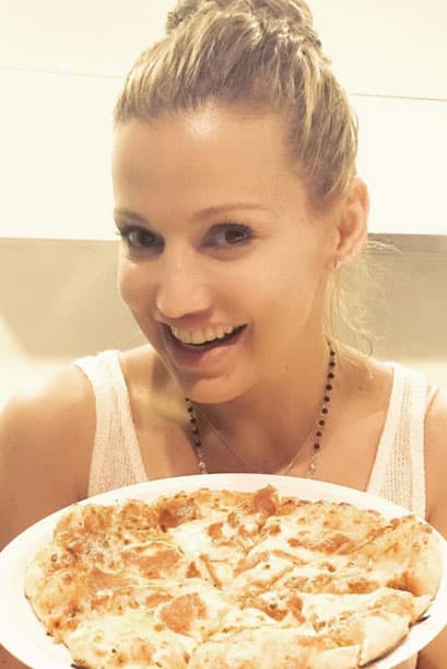 "No soy buena pizzera, esta un poco deforme pero sabe ¡buena! No es muy saludable, pero es rica! #pizza night on my day off".