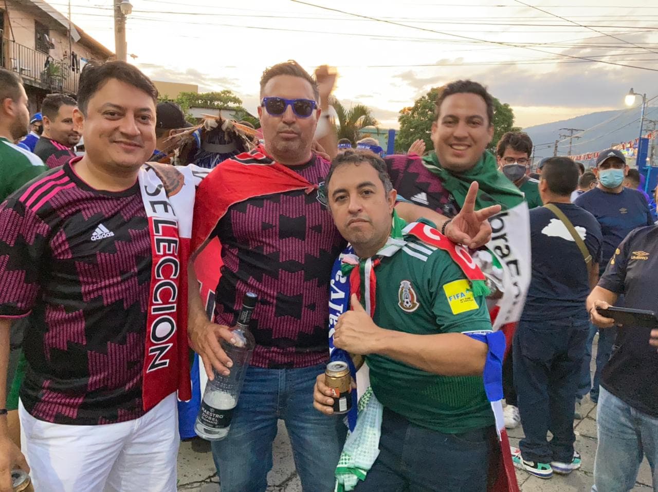 Tanto mexicanos como salvadoreños se muestran listos para disfrutar de la batalla entre la El Salvador y México.