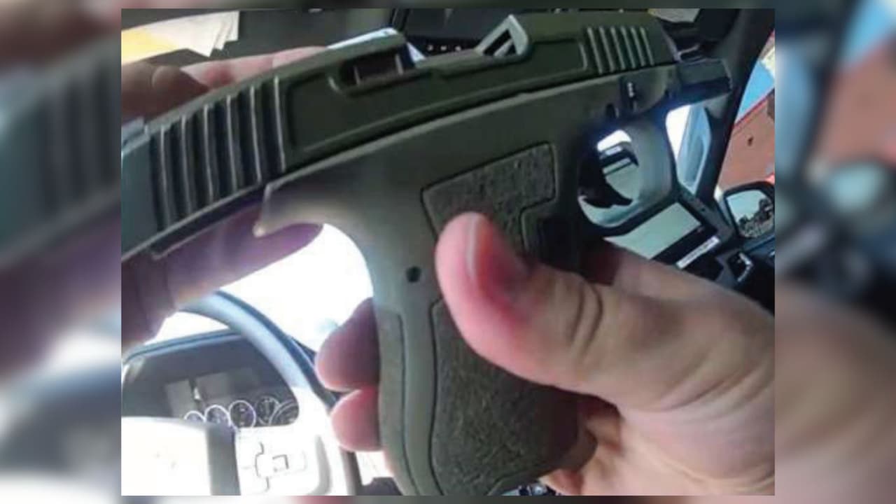 Autoridades federales señalan que esta arma fue asegurada como parte de la investigación del intento de robo que dejó a un guardia herido.