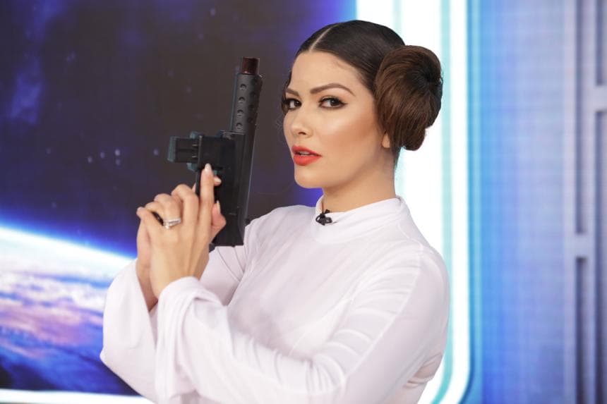 Ana Patricia rindió honores a la princesa Leia de la saga de Star Wars. El vestido blanco largo, y por supuesto, el arma intergaláctica, no podían faltar para complementar el look de la presentadora.