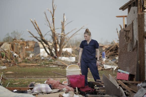 Entre los edificios afectados hay dos escuelas, un cine y un hospital y se teme que cientos de familias han perdido sus hogares.