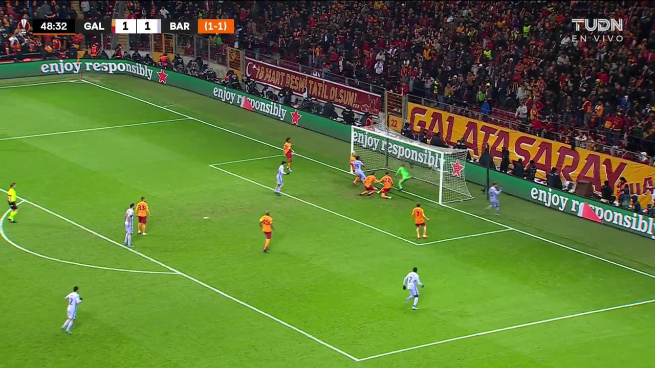 ¡TIRO ATAJADO! disparo por Pedri.