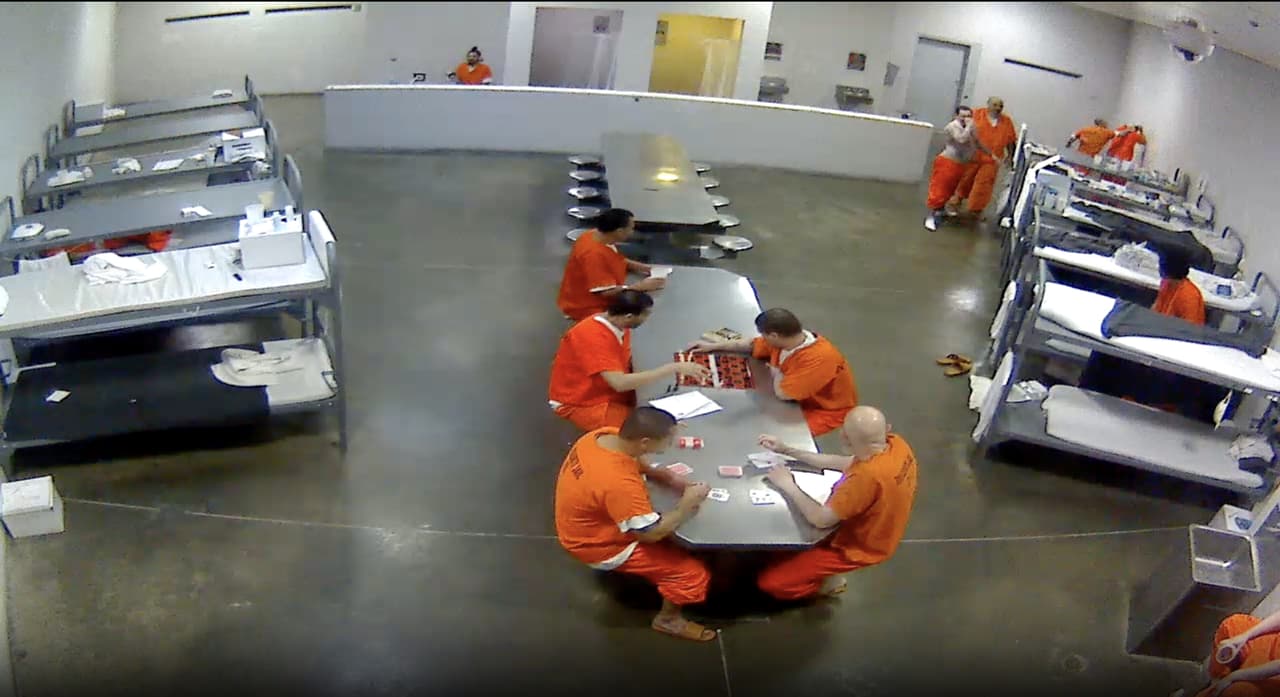 Un momento del ataque a Rosendo Echevarria, en la parte superior derecha, mientras otros jugaban a las cartas y al ajedrez cerca.