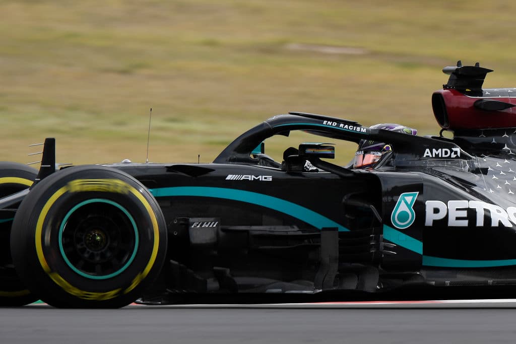 Lewis Hamilton lo hace de nuevo y rompe récord mundial con 92 carreras ganadas en la Formula 1. Se le unen al podio Valtieri Bottas y Max Verstappen. Muy buenas carreras de Charles Leclerc y del mexicano Sergio Pérez, pero la lluvia fue factor importante en este Gran Premio de Portugal.