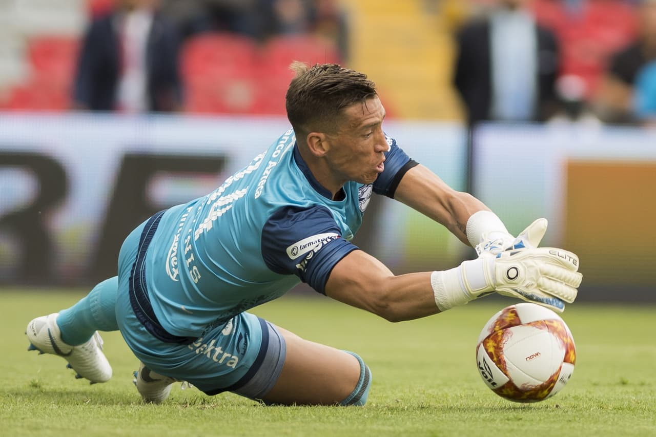 Nicolas Vikonis, portero poblano, tuvo que emplearse a fondo para mantener su marco intacto.