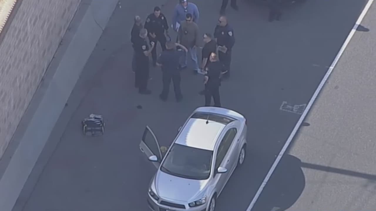 <b>Muere niño de 6 años baleado en una autopista mientras viajaba con su madre en un auto.</b>
<br>
<br>Las autoridades en Orange, California, creen que puede ser un caso de furia al volante. El pistolero huyó del lugar. La madre del menor no sufrió heridas.