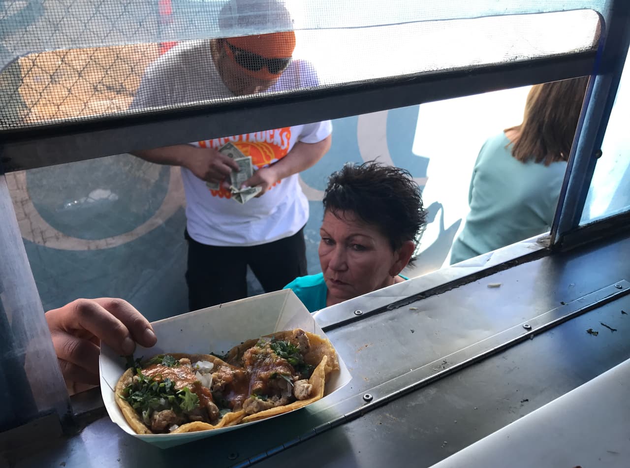 Uno de los camiones de comida que participó en la protesta sirvió tacos de carne asada, al pastor y de pollo a los manifestantes.
