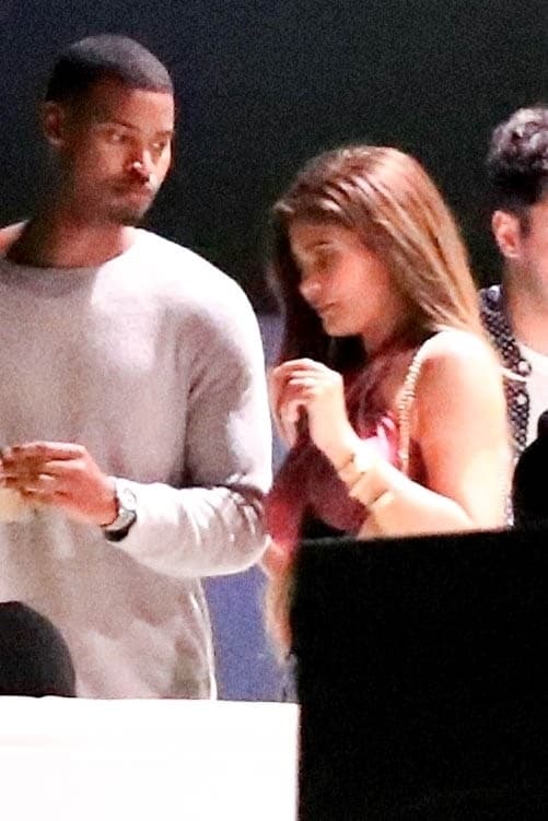 La empresaria complementó su outfit con el bolso al hombro Peach Ghalia rectangular, decorado con dos cadenas: una de oro y otra de piedras. Una colaboración entre la marca Aliel y Eastwave, la pop-up virtual que apoya el talento árabe.