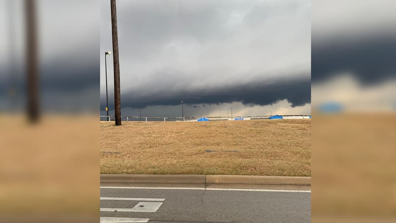 Esta
<b>tormenta</b> captada por Nancy Rohan en Azle,
<b>dentro del condado de Tarrant</b>, que estuvo bajo aviso de tornado entre las 5:30 y las 6 pm el lunes 21 de marzo.