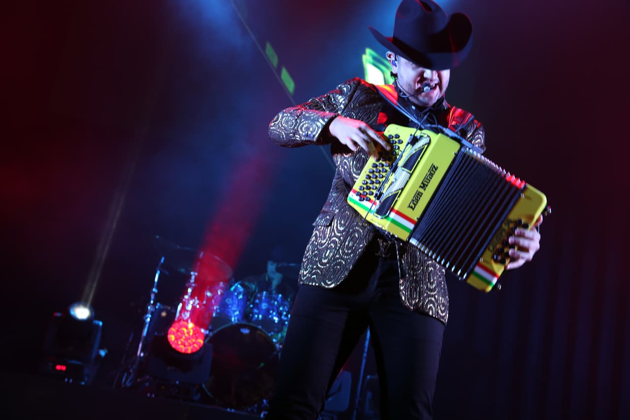 Iniciaron con mucho brinco y energía con la canción 'Ni que estuvieras tan buena'.