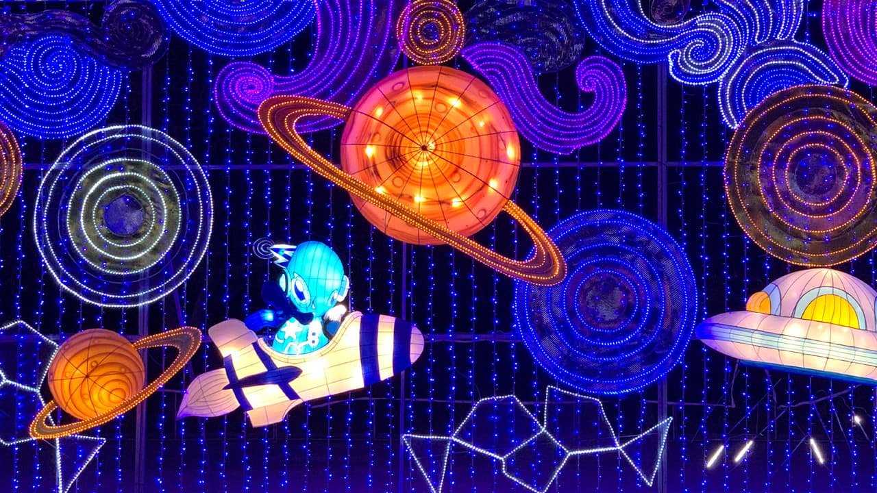 Viernes y sábado, Día de Acción de Gracias, y del 22 de diciembre al 1 de enero de 5:00 p.m. a 11:00 p.m.