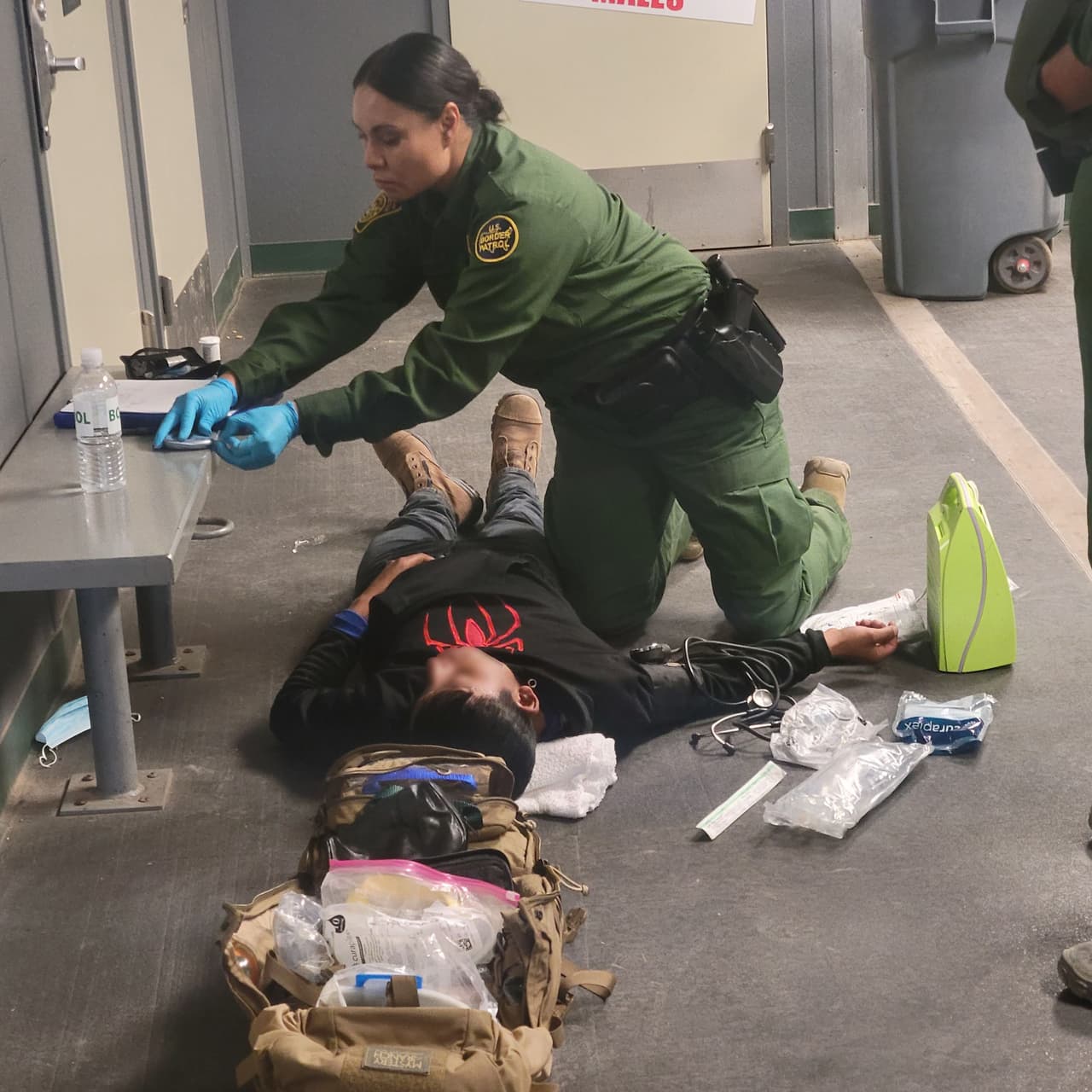 Un inmigrante guatemalteco recibe atención de un agente técnico de emergencias luego de sentirse mal. El migrante fue transportado a un hospital cercano para recibir atención adicional. El sector de Tucson tiene más de 200 EMT certificados.