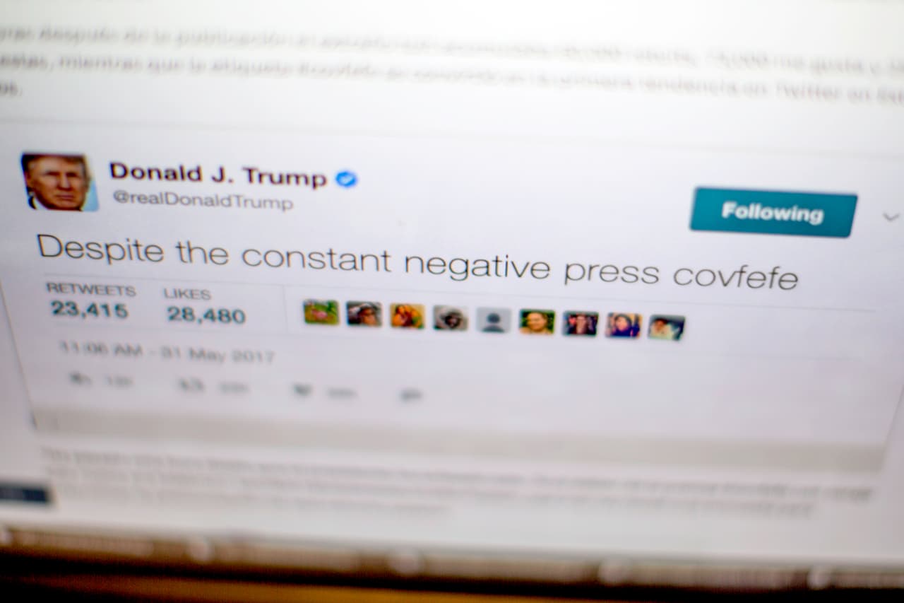 <b>31 de mayo. </b>El día siguiente que Spicer tuvo una tensa discusión con periodistas sobre el concepto de "noticias falsas" que la Casa Blanca la endilga a muchos medios que no son de su gusto. Fue también el mismo día que Trump incendió Twitter con la todavía inexplicada palabra "covfefe".