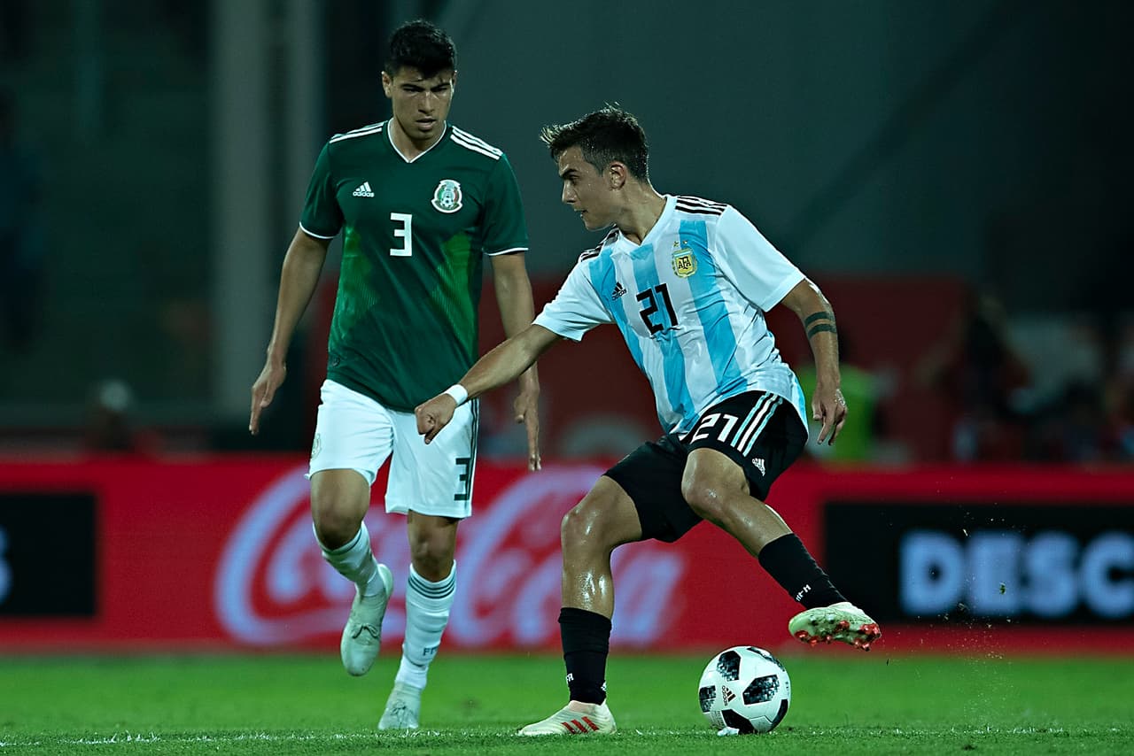 El delantero de la Juventus Paulo Dybala fue un dolor de cabeza para la defensa mexicana desde los primeros minutos y con su pegada buscó el gol, aquí marcado por Erick Gutiérrez (izquierda).