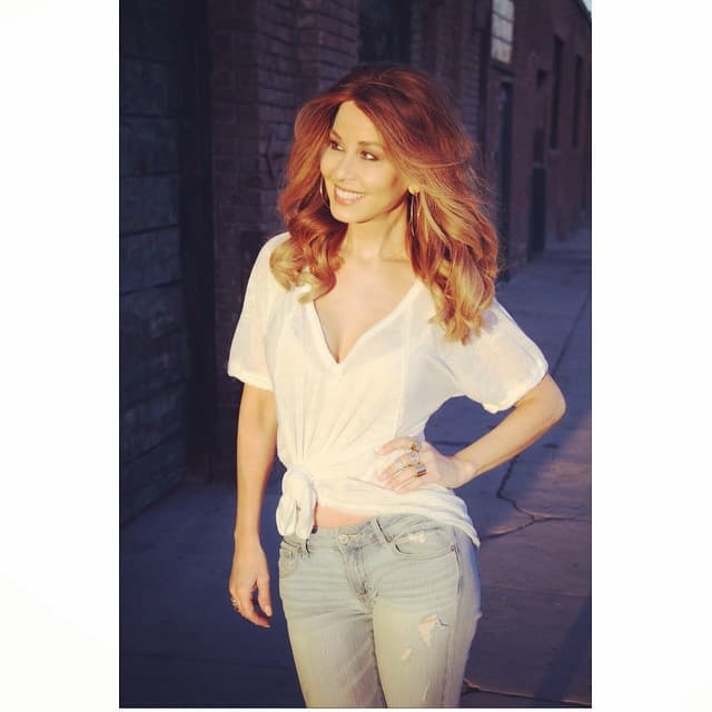 En paralelo a su carrera en la conducción, la veterana periodista fue imagen de la marca de productos cosméticos My Amor.