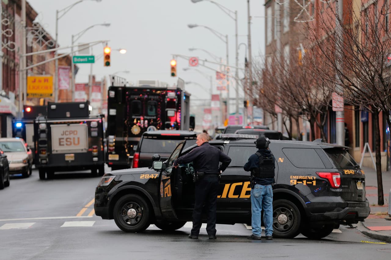 Oficiales de la policía de Jersey City bloquean el camino siguiendo los reportes de disparos
