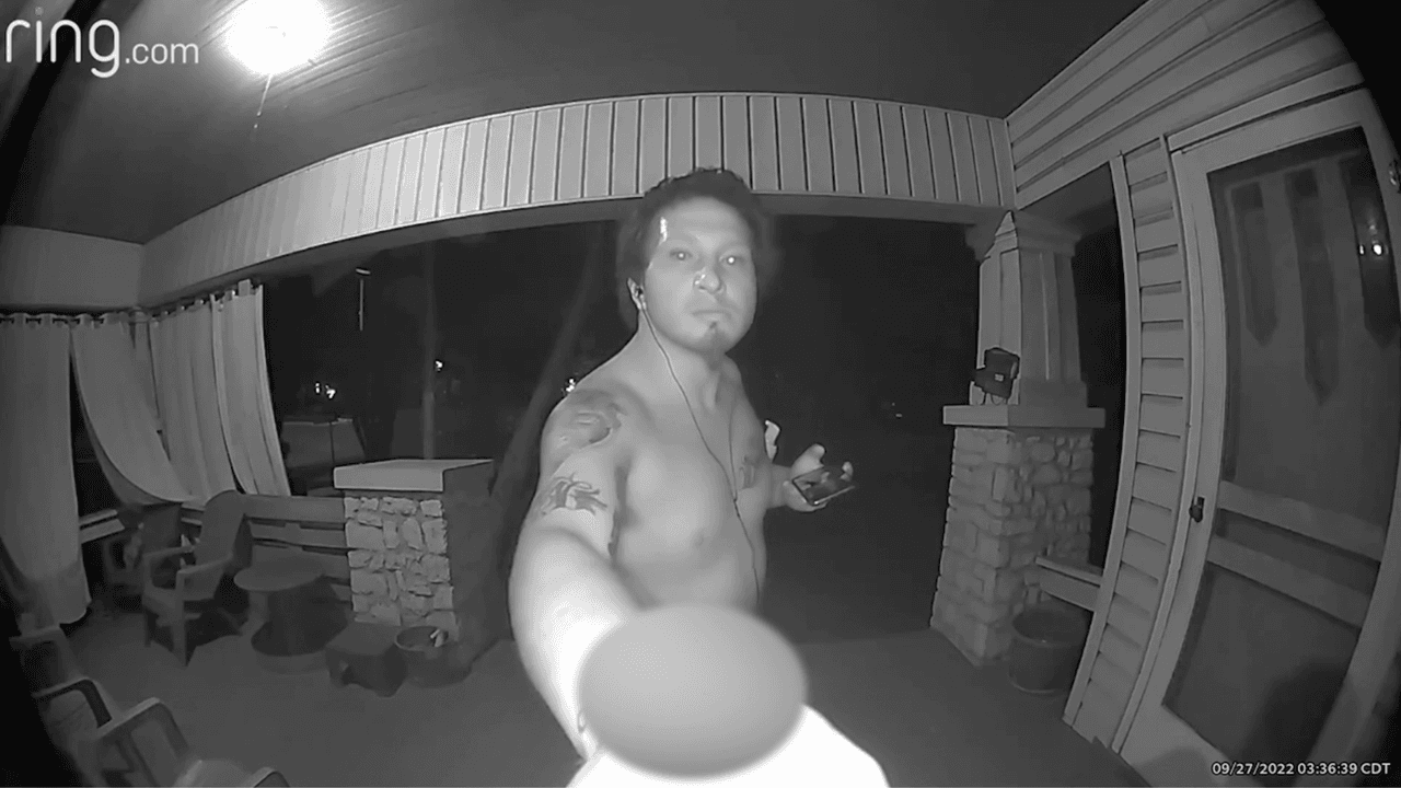 Buscan a sospechoso de cometer acto indecente frente a la cámara de una vecina