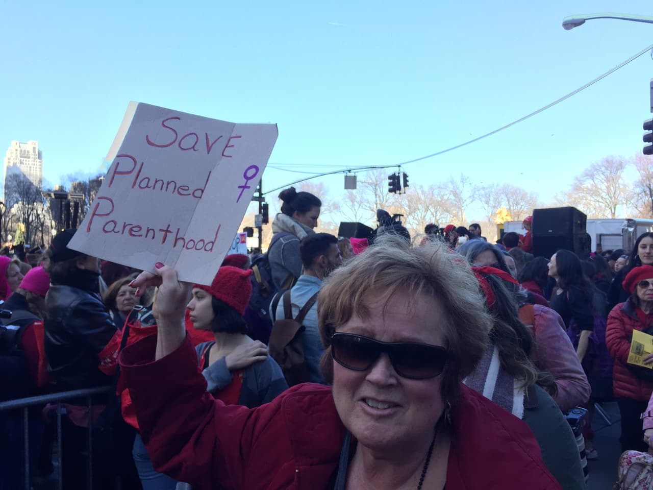 La defensa de Planned Parenthood, el principal proveedor de servicios de salud reproductiva en Estados Unidos, fue uno de los reclamos persistentes en ambas manifestaciones.