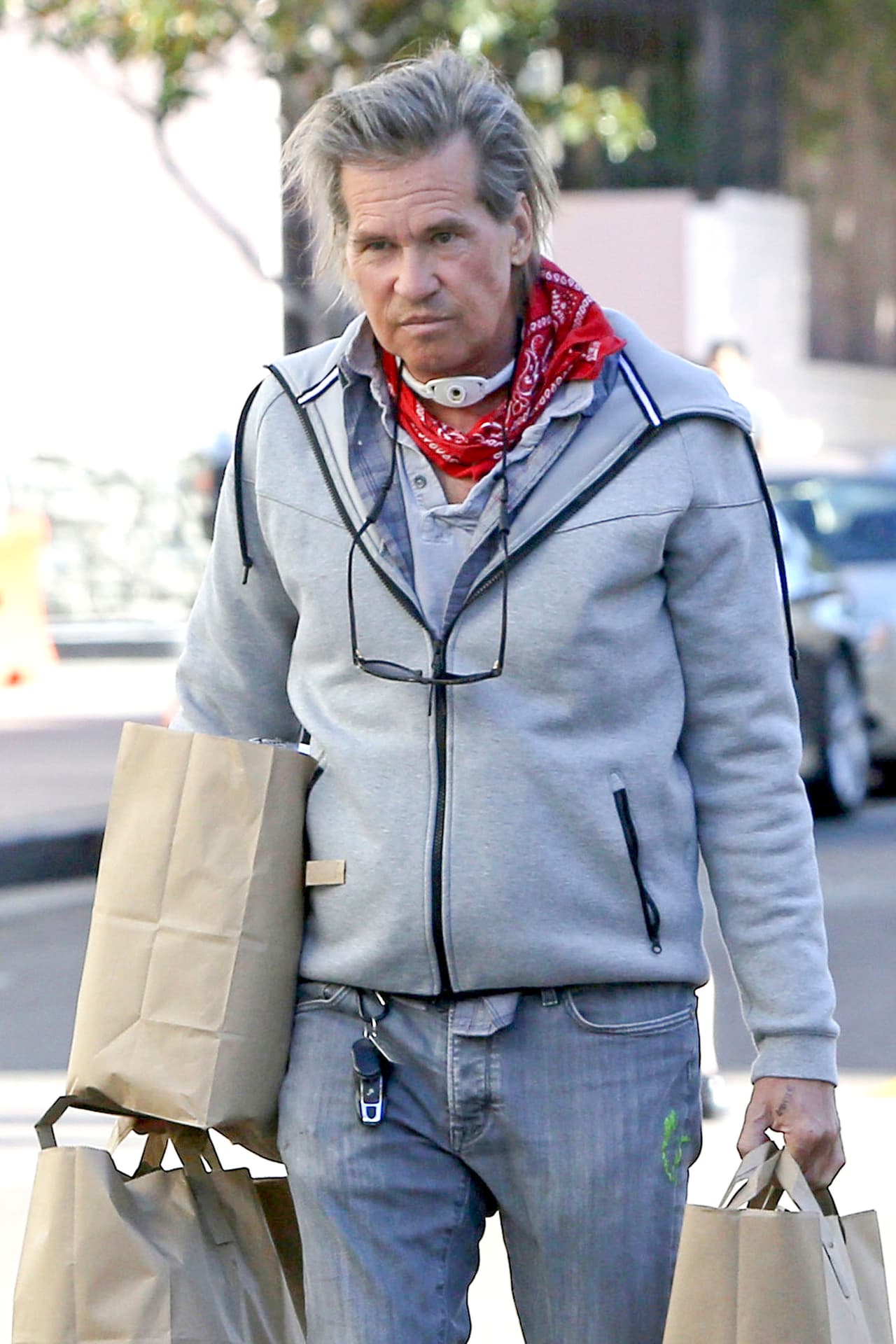 El actor fue visto de compras en Los Angeles con las manos llenas.