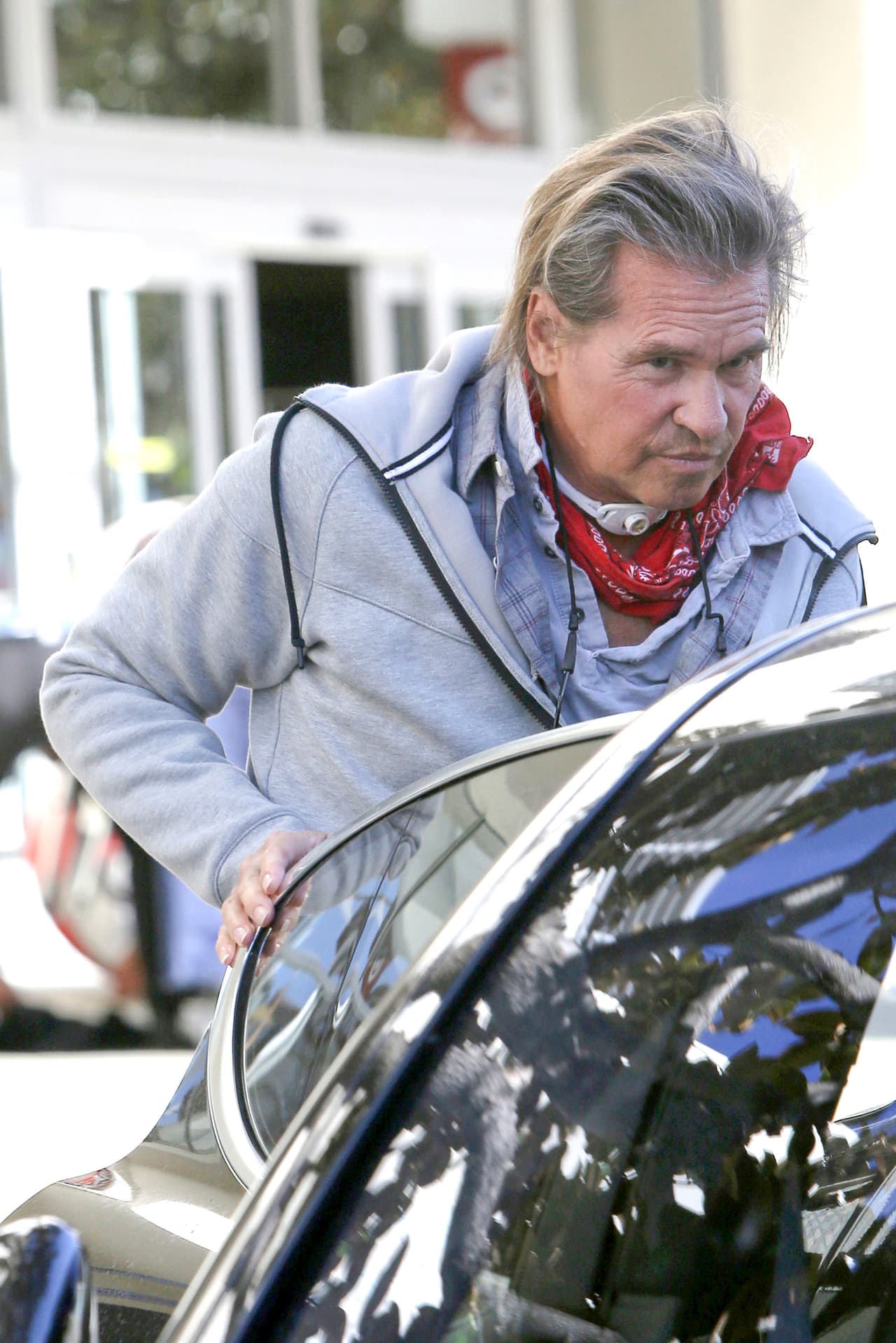 Varios medios especulan que el famoso de 55 años está negando tratarse el cáncer.