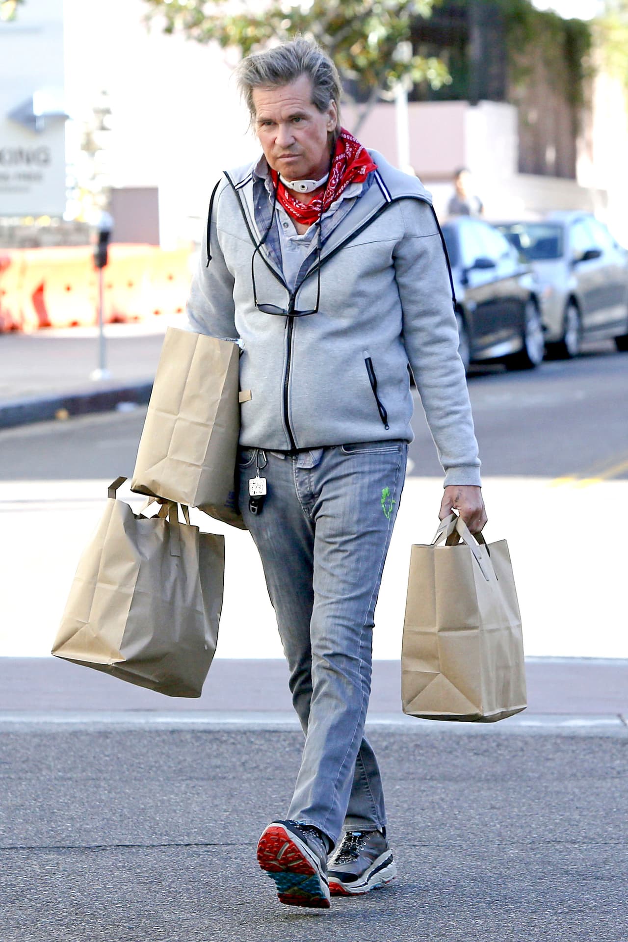 Ahí pudimos ver oculta detrás de una bandana lo que es claramente una traqueotomía.