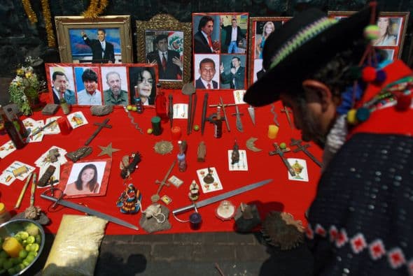 Keiko Fujimori, Fidel Castro, Hugo Chávez, Evo Morales, Alan García y Barack Obama fueron algunas de las fotos que figuraban en el ritual que incluyó hasta a Michael Jackson. También 'estuvieron' las populares conductoras de televisión peruana Gisela Valcárcel y Magaly Medina.