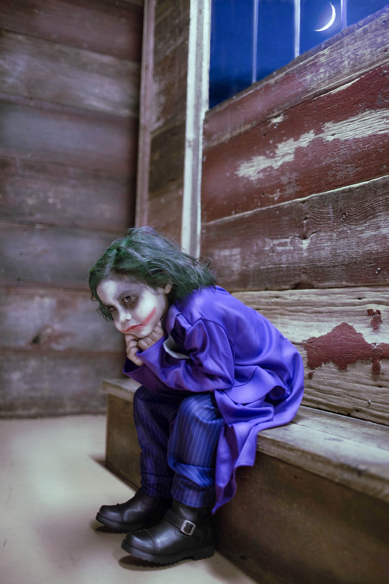 El pequeño Joker está pensando cómo vencer a Batman. También reflexiona qué travesura hacer a continuación.
