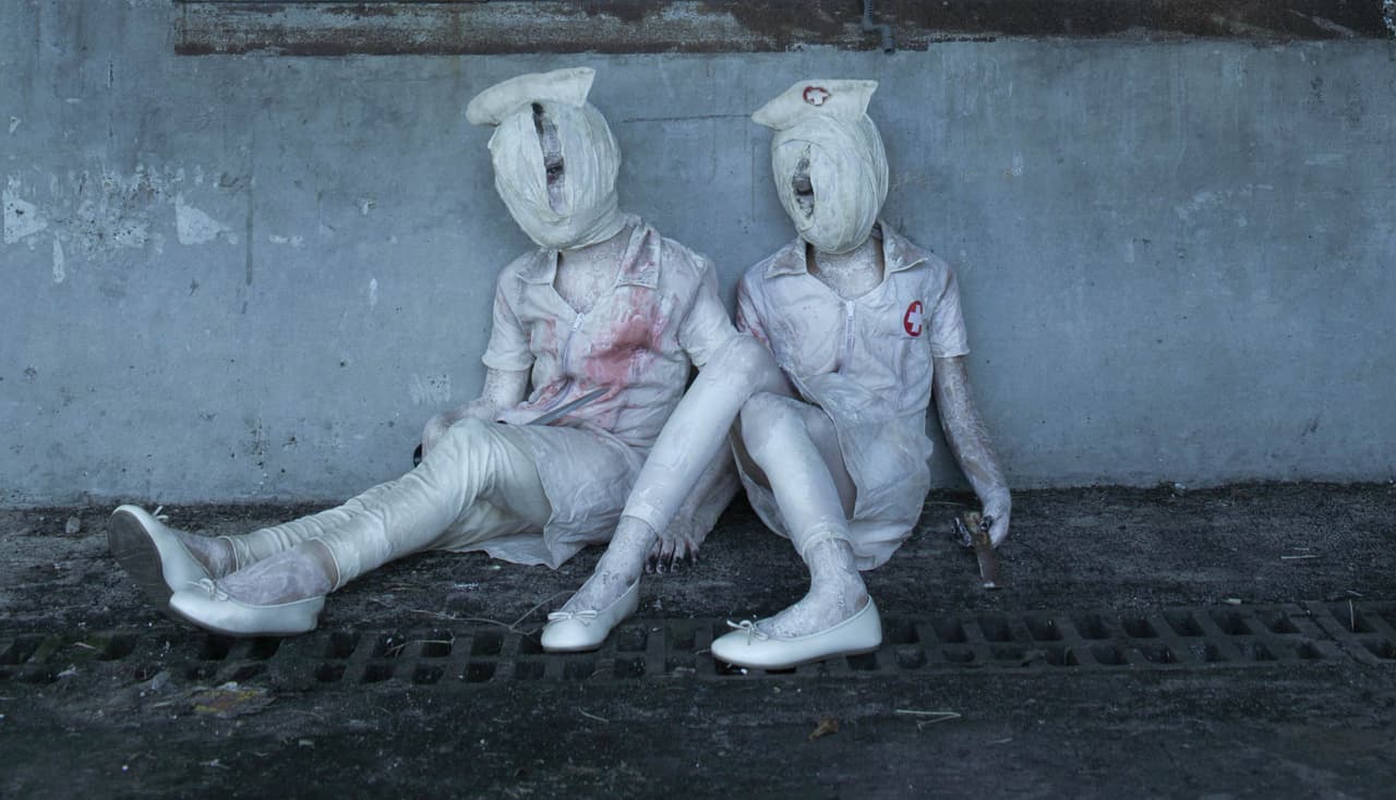 Unas siniestras figuras recuerdan a los videojuegos de terror de 'Silent Hill'.