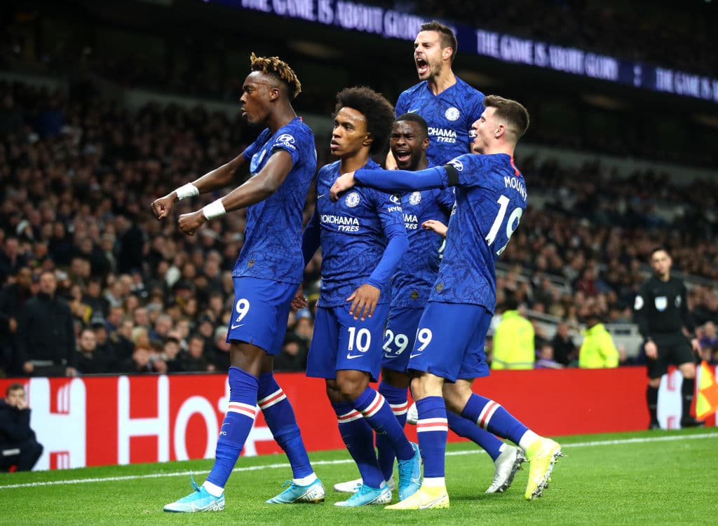 Chelsea vence al Tottenham 2-0 con dos goles de Willian. La escuadra de Mourinho sigue sin definir bien la delantera y le quitan el invicto en casa.