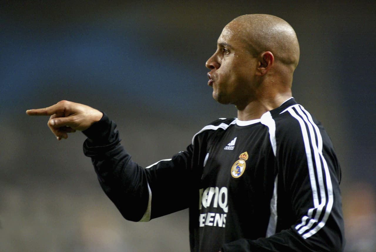 Roberto Carlos ha sido víctima de sus orígenes brasileños, pues la afición le ha lanzado plátanos en diversas ocasiones.