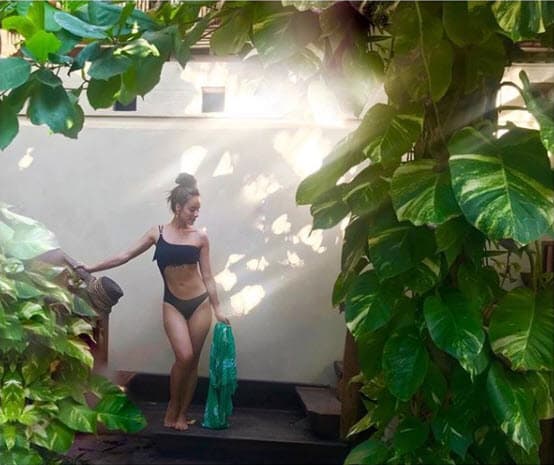 "Esperaré las olas que me arrastren a tu playa... ✨🏝🦋🧡✨", escribió Esmeralda junto a esta imagen.