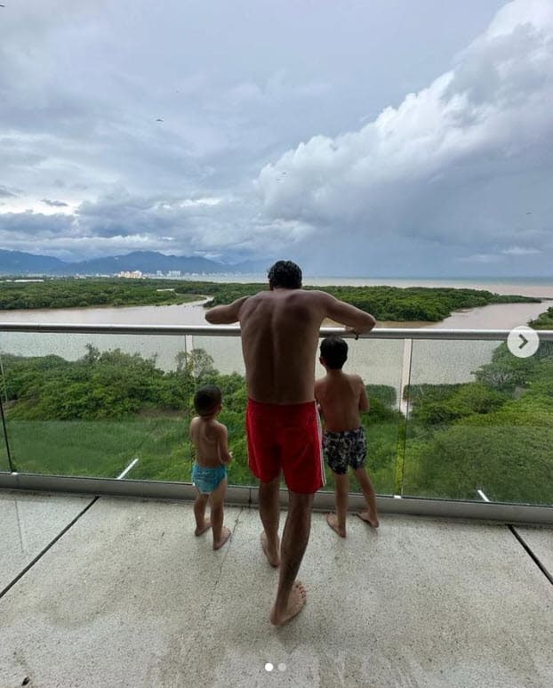 Herrera no aclaró en qué destino se encuentra, pero parece ser una playa a donde se fue a descansar junto a Daniel (6 años) y Nicolás (2), los dos hijos que procreó con 
<b><a href="https://www.univision.com/famosos/diana-vazquez-ex-pareja-alfonso-herrera-tuits-sobre-divorcio" target="_blank">su exesposa Diana Vázquez. </a></b>
<br>