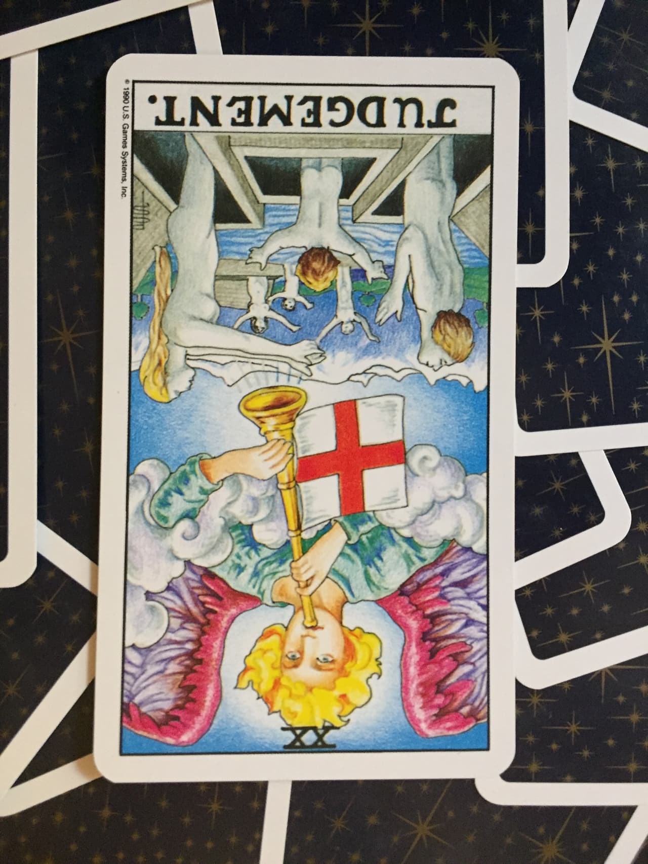 Ahora, la carta invertida también cambia su significado de manera muy importante, así que a tener cuidado. Usualmente habla de juicios y decisiones equivocadas que se han tomado. Tu valor y juicio están débiles, en conflicto. Puede ser que estés lleno de conflictos y dudas sobre qué hacer.