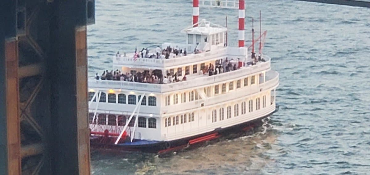 Arrestan a capitán y dueños de barco en NYC por hacer fiesta ilegal con decenas de asistentes