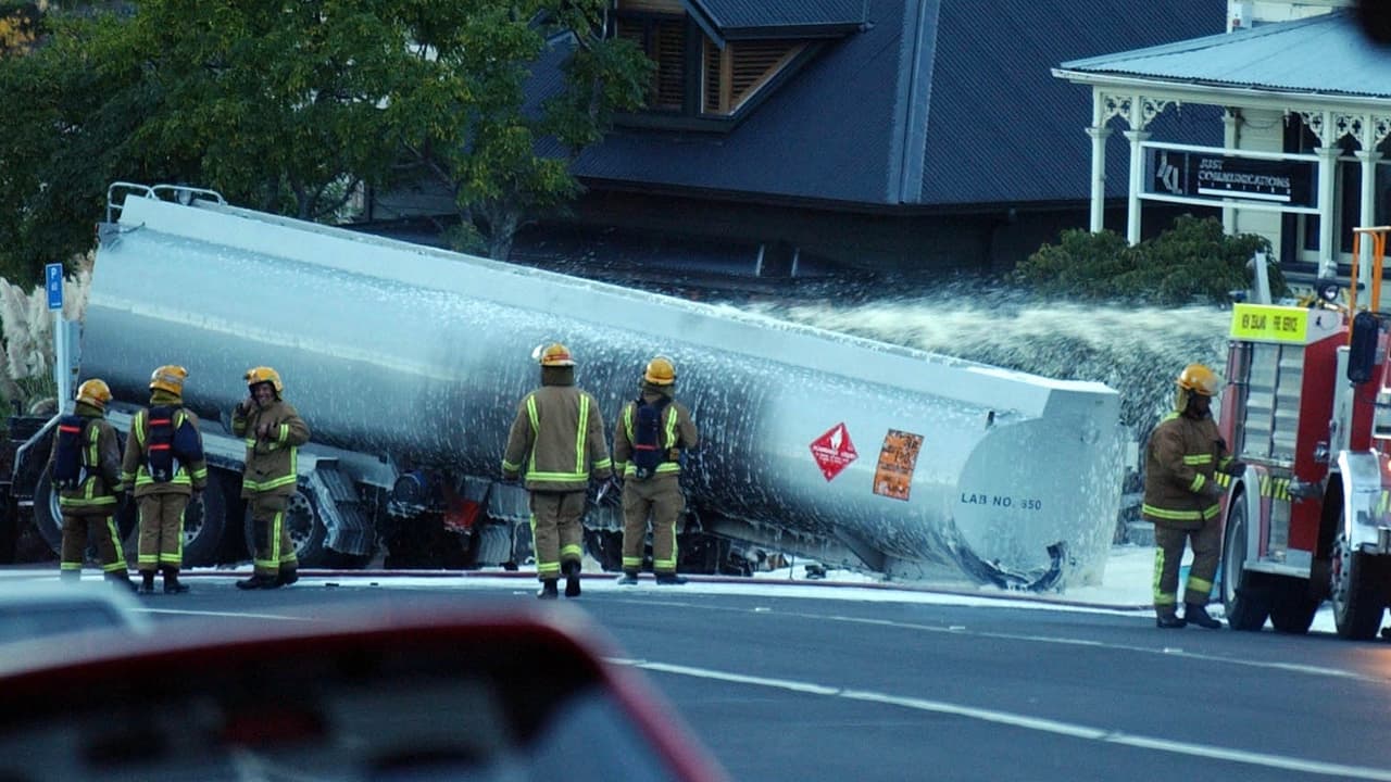 Tras ver uno envuelto en una bola de fuego en Italia ¿cuán seguros son los camiones tanqueros?