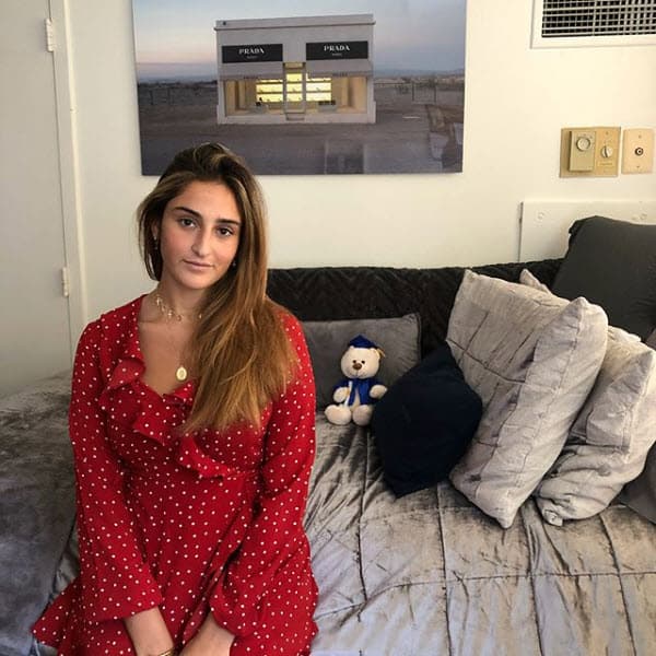 Raúl compartió algunas imágenes de esta 
<a href="https://www.univision.com/shows/el-gordo-y-la-flaca/mia-le-toco-el-corazon-a-raul-y-lo-hizo-llorar-al-despedirse-desde-su-nuevo-dormitorio-en-washington-dc-video">agridulce experiencia</a>, pues por una parte está muy orgulloso de su hija, pero por otro lado la va a extrañar mucho.