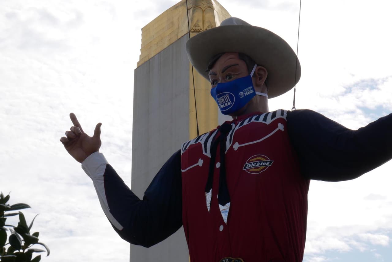 La Feria Estatal de Texas fue cancelada debido a la pandemia del coronavirus, pero eso no detuvo al famoso Big Tex para hacer acto de presencia en los eventos de Drive Thru.