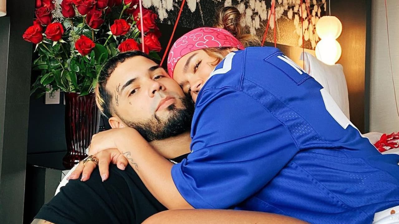 Karol G botó la bola del parque con el regalo que le dio a Anuel por su cumpleaños 28 