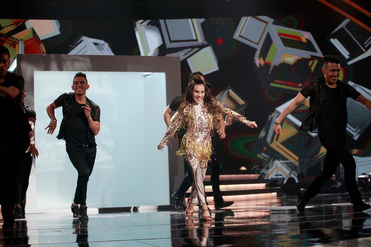 La pequeña se enfundó en un traje dorado y al más puro estilo de JLo bailó la canción 'Let's get down'.