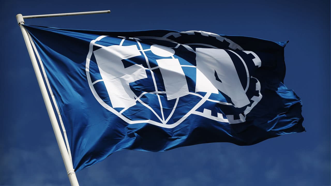 Ondea la bandera de la FIA, máximo rector del automovilismo mundial en la defensa de la deportividad a pesar de la alerta sanitaria por el coronavirus.