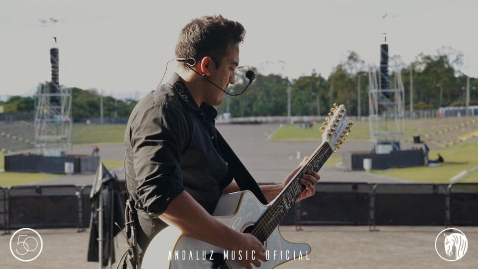 Otros mexicanos que son auténticos ídolos en tierras colombianas, son los chicos de Calibre 50, quienes del aeropuerto se fueron al Parque Simón Bolivar para ensayar y dejar todo listo para su cita del pasado sábado en el Festival La Kalle.