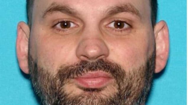 Nicholas R. Mitchell, de 38 años, fue detenido el domingo por la tarde por la policía de Dover en New Hampshire, en relación al delito de haber metido navajas de rasurar en pizzas.