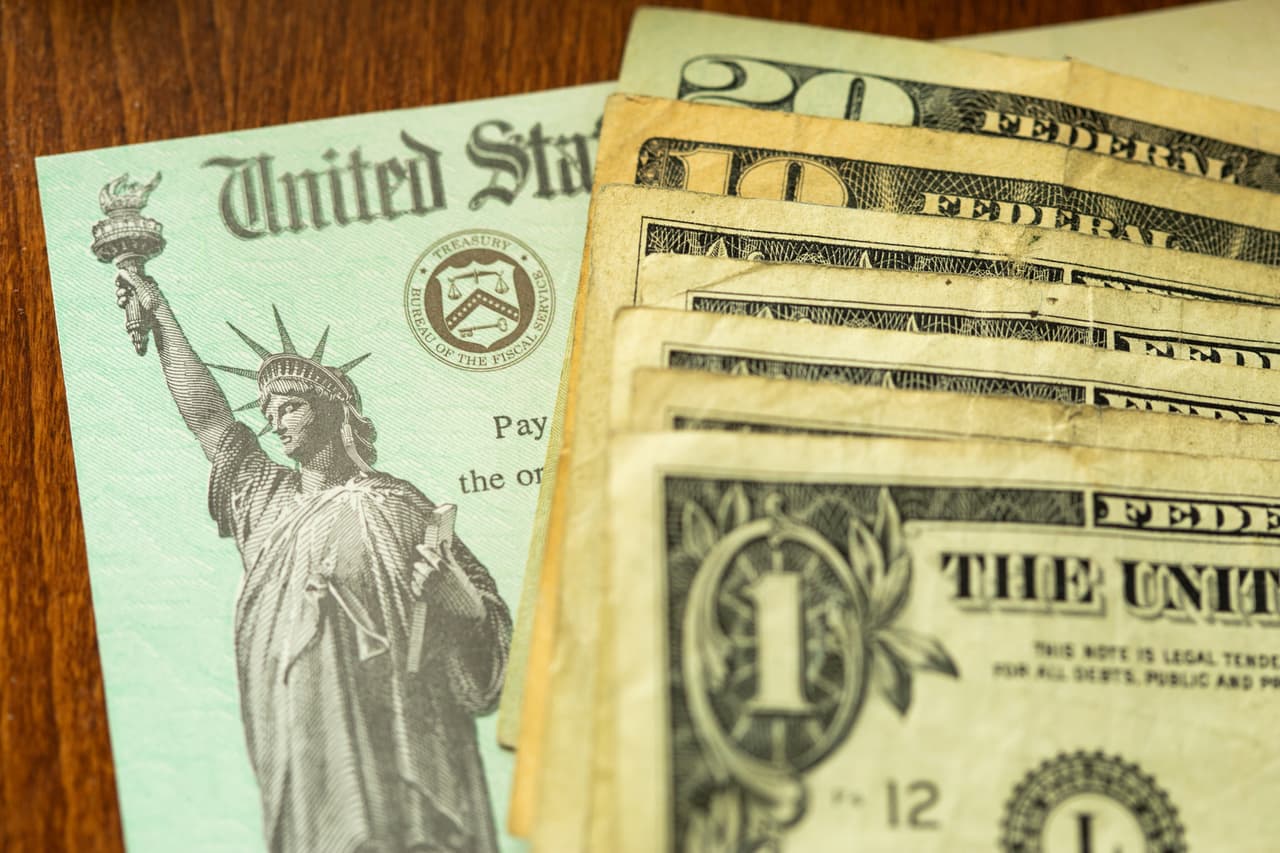 <b>Extensión y aumento a los beneficios de desempleo</b>
<br>El proyecto de ley también prolongará dos programas de desempleo ––la 
<b>Ayuda al Desempleo por la Pandemia</b> y el 
<b>Subsidio de Desempleo de Emergencia por la Pandemia</b>–– hasta el 29 de agosto (actualmente están programados para terminar en marzo). También aumentará la ayuda federal semanal a 400 dólares, un aumento de 100 dólares sobre la cantidad actual.