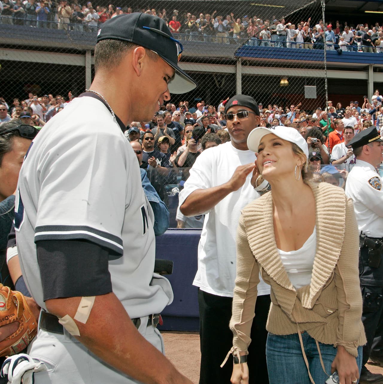 Desde que se dio a conocer la noticia del 
<b><a href="http://www.univision.com/shows/despierta-america/jennifer-lopez-y-alex-rodriguez-son-la-nueva-pareja-del-momento-segun-la-revista-people-video">romance entre Jennifer Lopez y Alex Rodríguez</a></b> la pareja ha estado en boca de todos; ya sea por 
<b><a href="http://www.univision.com/entretenimiento/jennifer-lopez-y-alex-rodriguez-se-conocen-mejor-en-bahamas">sus románticas escapadas</a></b> o por aquella 
<b><a href="http://www.univision.com/entretenimiento/jennifer-lopez-publica-y-luego-borra-una-foto-intima-junto-a-alex-rodriguez">foto íntima que publicaron</a></b> y que no duró más de un minuto en sus redes sociales.
<br>